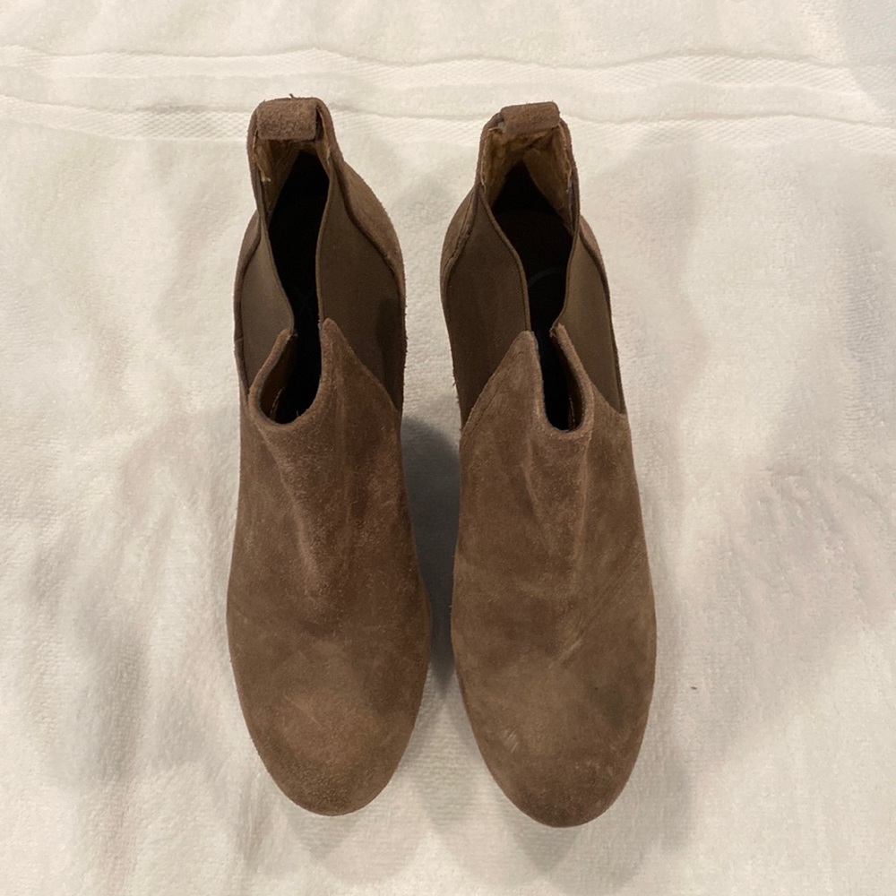NEW W/OUT TAGS Jessica Simpson “Calwell” wedge booties in grey brown.